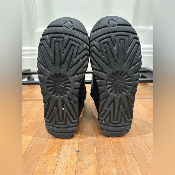 Ugg Classic Short Leather Boots - Picture 10 of 10